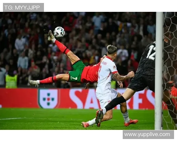 足球历史上首位完成倒钩进球的传奇球员及其对足球技术的影响